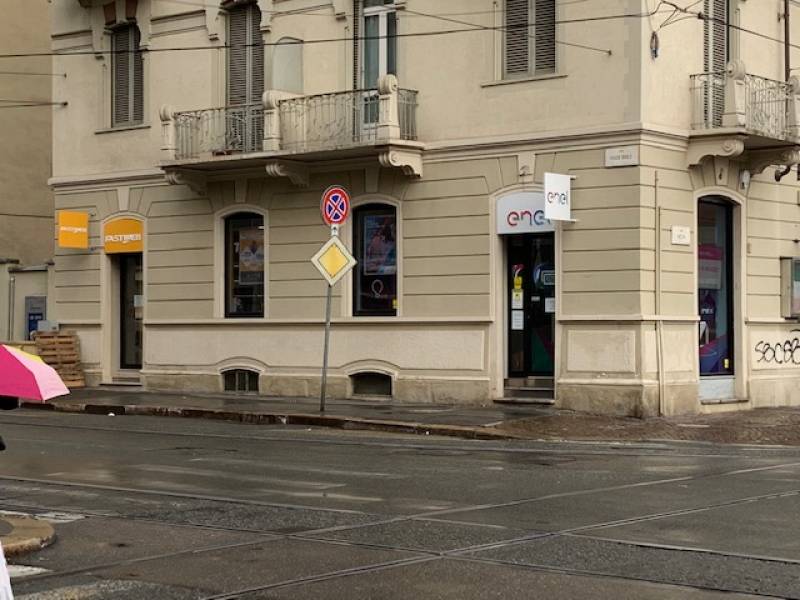 Ampio negozio angolare locato in vendita a Torino, via Nizza